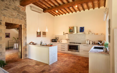 Casale Porano: Ejendom, Værelse, Bygning, Indretning, Møbel, Countertop, Hus, Loft, Køkken, Trægulve