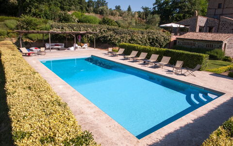 Casale Porano: Svømmepøl, Ejendom, Græs, Hus, Rektangel, Fritid, Ejendom, Villa, Bygning, Ferie