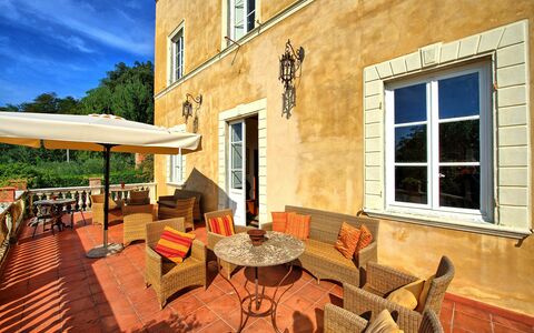 Villa Fiamma: Vindue, Ejendom, Himmel, Træ, Bygning, Indretning, Arkitektur, Skygge, Stol, Plante