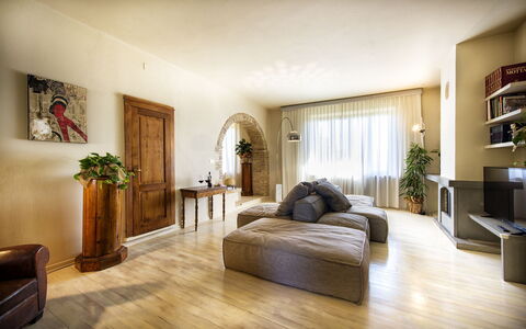 Villa Piazza Della Fortezza: Værelse, Indretning, Møbel, Ejendom, Etage, Bygning, Trægulve, Soveværelse, Stue, Laminat Gulv