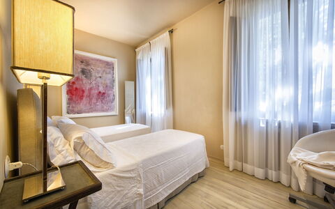 Villa Piazza Della Fortezza: Soveværelse, Værelse, Møbel, Ejendom, Indretning, Seng, Sengetøj, Bygning, Bed Frame, Gardin