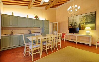 Giaggiolo: Værelse, Bygning, Møbel, Indretning, Ejendom, Loft, Etage, Bord, Hårdttræ, Cabinetry