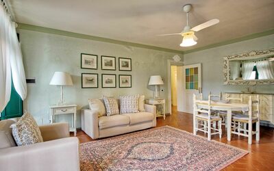 Melissa: Værelse, Møbel, Indretning, Ejendom, Stue, Bygning, Loft, Væg, Etage, Hus