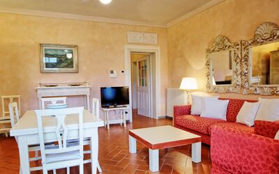 Lavanda: Værelse, Møbel, Ejendom, Stue, Indretning, Bygning, Bord, Hus, Etage, Ejendom