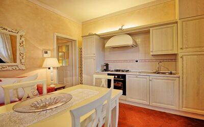 Lentisco: Møbel, Værelse, Ejendom, Countertop, Indretning, Bygning, Etage, Cabinetry, Køkken, Loft