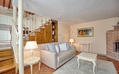 Mirto: Værelse, Ejendom, Møbel, Indretning, Bygning, Hus, Etage, Stue, Ejendom, Væg