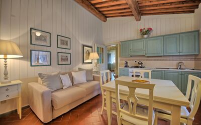 Tamerice: Værelse, Møbel, Indretning, Ejendom, Stue, Bygning, Loft, Etage, Bord, Væg