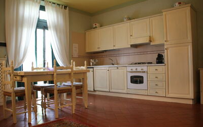 Ginepro: Værelse, Møbel, Cabinetry, Ejendom, Køkken, Etage, Countertop, Hårdttræ, Trægulve, Bygning