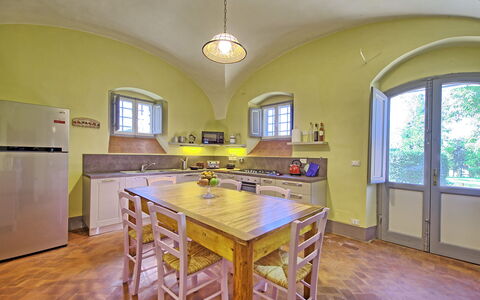 Villa Marietta: Værelse, Ejendom, Møbel, Bygning, Gul, Ejendom, Etage, Indretning, Hus, Loft