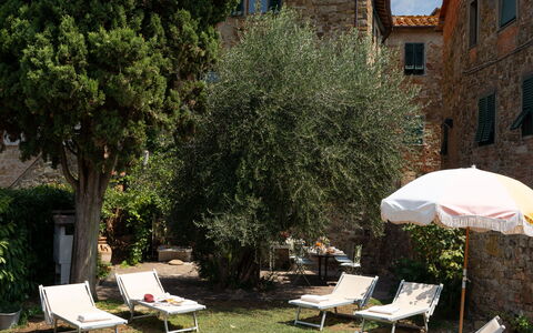 Villa Fracassini: Vand, Plante, Himmel, Bygning, Ejendom, Sky, Svømmepøl, Skygge, Udendørs Møbler, Græs