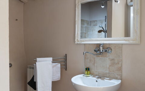 Villa Fracassini: Spejl, Tap, Badeværelsesvask, Sanitærarmatur, Håndvask, Badeværelse, Indretning, Purple, Træ