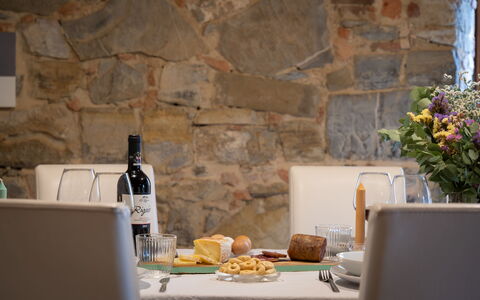 Villa Fracassini: Mad, Bord, Flaske, Bordservice, Plante, Drinkware, Plade, Indretning, Blomst, Træ