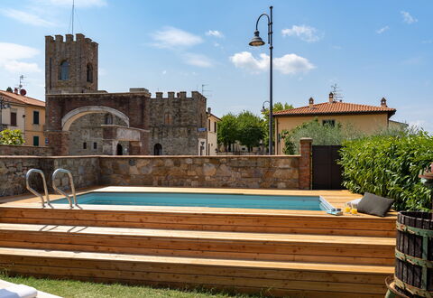 Villa Fracassini: Sky, Himmel, Vand, Plante, Bygning, Svømmepøl, Træ, Græs, Gadebelysning, Fritid