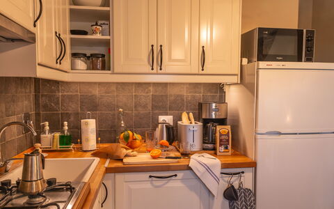 Il Pigionale: Køkken Apparat, Køkken, Countertop, Større Bandage, Cabinetry, Møbel, Husholdningsapparat, Lille Apparat, Indretning, Komfur