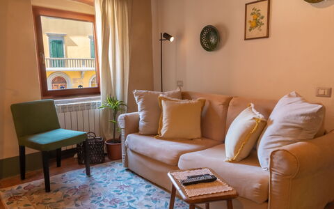 Il Pigionale: Møbel, Indretning, Gulvbelægning, Træ, Couch, Etage, Værelse, Stue, Bord, Belysning