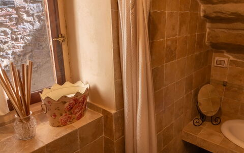 Il Pigionale: Væg, Sanitærarmatur, Gulvbelægning, Indretning, Badeværelse, Etage, Badeværelsesvask, Brun, Tap, Belysning