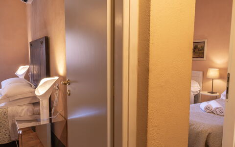 Il Pigionale: Indretning, Væg, Møbel, Etage, Soveværelse, Seng, Træ, Gulvbelægning, Sengetøj, Værelse