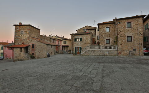 La Miccia: Ejendom, Stad, Kvarter, Bygning, Boligområde, Menneskelig Bosættelse, Hus, Himmel, Arkitektur, Væg