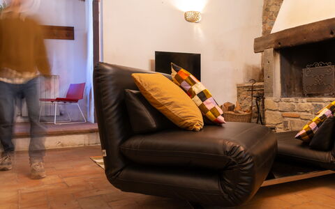 La Miccia: Møbel, Gulvbelægning, Indretning, Etage, Stue, Couch, Komfort, Værelse, Orange, Hjem