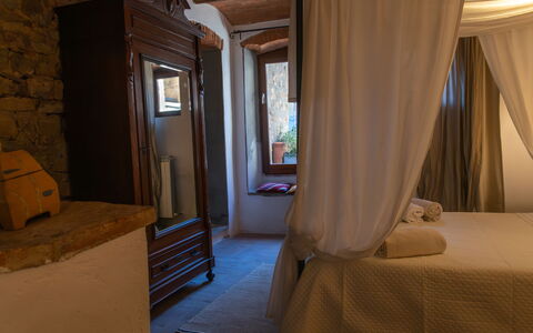 La Miccia: Indretning, Møbel, Træ, Soveværelse, Seng, Værelse, Belysning, Etage, Gulvbelægning, Sengetøj