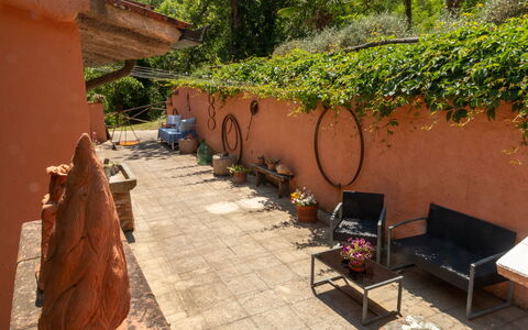 Podere Il Doccio: Blomsterkrukke, Skygge, Have, Stueplante, Flise, Backyard, Udendørs Møbler, Bejdse, Landscaping, Gård