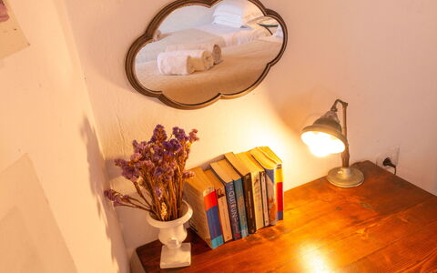 Podere Il Doccio: Indretning, Belysning, Orange, Værelse, Lampe, Billedramme, Maling, Lysarmatur, Lampeskærm, Still Life Photography