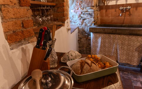 Casa Di Vignolo: Møbel, Indretning, Mad, Værelse, Countertop, Bejdse, Køkken & Spisebord, Lysarmatur, Stol, Serveware