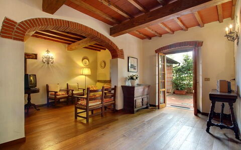 Villa Acacia: Ejendom, Værelse, Bygning, Loft, Etage, Hus, Indretning, Ejendom, Bjælke, Estate