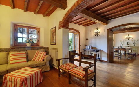 Villa Acacia: Værelse, Ejendom, Møbel, Bygning, Stue, Indretning, Loft, Hus, Bjælke, Ejendom