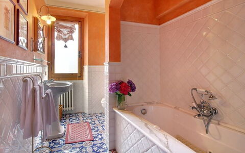 Villa Acacia: Værelse, Ejendom, Badeværelse, Etage, Indretning, Bygning, Flise, Ejendom, Hus, Loft