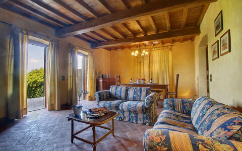 Villa Lucolena: Ejendom, Værelse, Bygning, Møbel, Indretning, Loft, Hus, Ejendom, Stue, Hjem