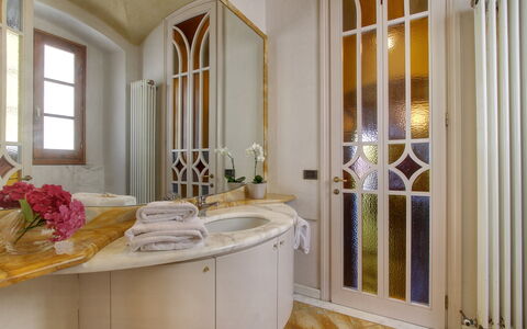 Villa Lucolena: Ejendom, Værelse, Indretning, Bygning, Badeværelse, Hjem, Etage, Hus, Ejendom, Arkitektur