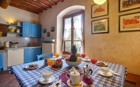 Villa Lucolena: Værelse, Ejendom, Bygning, Indretning, Møbel, Bord, Loft, Hus, Ejendom, Countertop