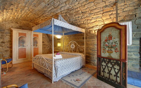 Villa Lucolena: Værelse, Ejendom, Seng, Soveværelse, Møbel, Bygning, Indretning, Hus, Suite, Ejendom