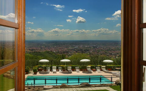 Sughera Villa: Ejendom, Vindue, Værelse, Himmel, Glas, Indretning, Ejendom, Fritid, Skygge, Hus