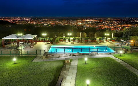 Sughera Villa: Nat, Grøn, Himmel, Belysning, Lys, Arkitektur, Sport Venue, Græs, Træ, Hus