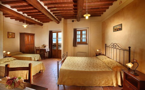 Sughera Villa: Værelse, Soveværelse, Møbel, Ejendom, Bygning, Seng, Indretning, Loft, Bed Frame, Suite