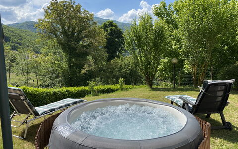 Il Palazzetto: Sky, Plante, Himmel, Plantesamfund, Grøn, Naturlige Landskab, Vand, Botanik, Træ, Vegetationen