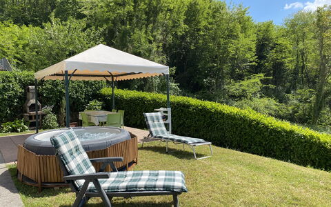 Il Palazzetto: Plante, Bord, Ejendom, Plantesamfund, Møbel, Himmel, Botanik, Natur, Paraply, Udendørs Bord