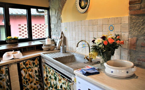 Mulino a Montegonzi Di Rimaggio: Countertop, Ejendom, Plante, Cabinetry, Vindue, Køkken, Håndvask, Indretning, Etage, Køkkenvask