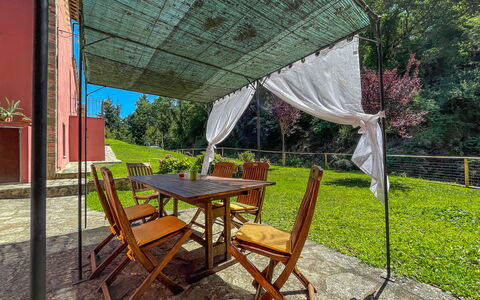 Mulino a Montegonzi Di Rimaggio: Plante, Bord, Møbel, Udendørs Bord, Skygge, Bygning, Udendørs Møbler, Stol, Træ, Fritid