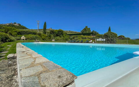 Mulino a Montegonzi Di Rimaggio: Himmel, Vand, Plante, Svømmepøl, Blå, Azure, Rektangel, Træ, Coastal Og Oceaniske Landskabsformer, Bygning
