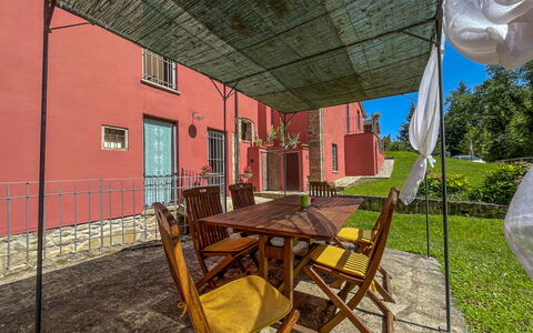 Mulino a Montegonzi Di Rimaggio: Bord, Bygning, Møbel, Vindue, Stol, Træ, Udendørs Bord, Plante, Udendørs Møbler, Arkitektur