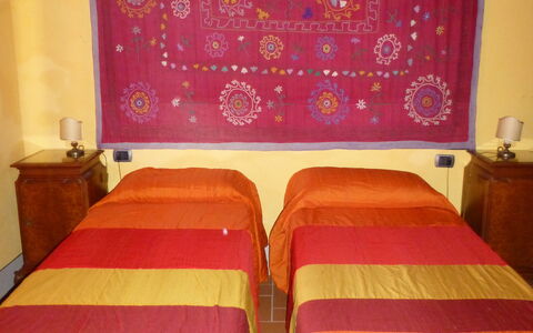 Mulino a Montegonzi Di Rimaggio: Værelse, Møbel, Ejendom, Soveværelse, Seng, Væg, Orange, Indretning, Textile, Sengetøj