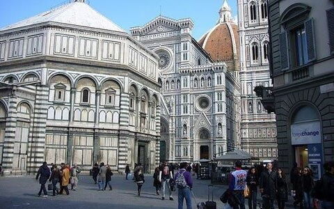 Residenza Monna Lisa: Bygning, Arkitektur, Milepæl, City, Stad, Menneskelig Bosættelse, Døbefont, Rådhusplads, Himmel