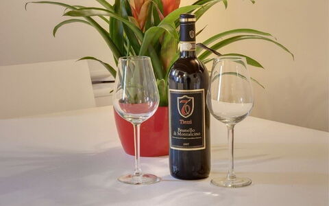 Residenza Monna Lisa: Flaske, Drikke, Glas Flaske, Barware, Rødvin, Vinflaske, Alkoholholdig Drik, Likør, Vin, Glas