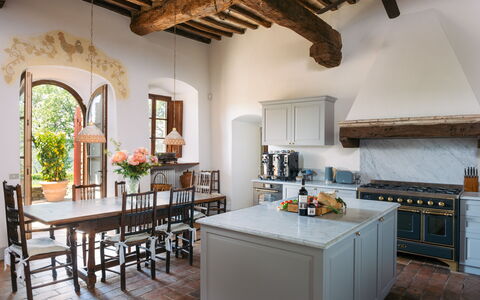 Villa Le Corti: Indretning, Møbel, Væg, Gulvbelægning, Køkken, Belysning, Loft, Hjem, Countertop, Etage