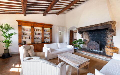 Villa Le Corti: Møbel, Væg, Indretning, Træ, Gulvbelægning, Hjem, Etage, Værelse, Stue, Loft