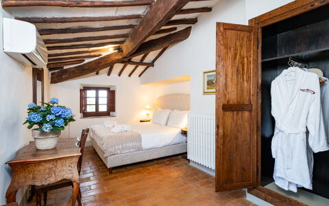 Villa Le Corti: Væg, Møbel, Soveværelse, Seng, Hjem, Etage, Gulvbelægning, Indretning, Bed Frame, Loft