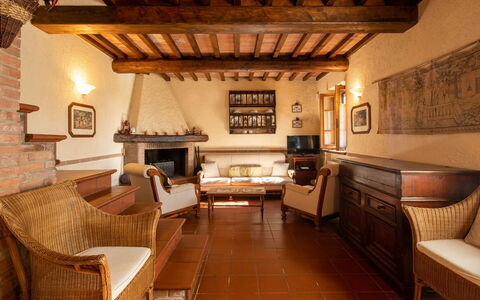 Villa Del Colle: Møbel, Couch, Billedramme, Træ, Stue, Bygning, Indretning, Etage, Stol, Bord